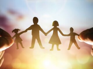 Costellazioni Familiari: il metodo Hellinger tra terapia sistemica e mistificazioni moderne